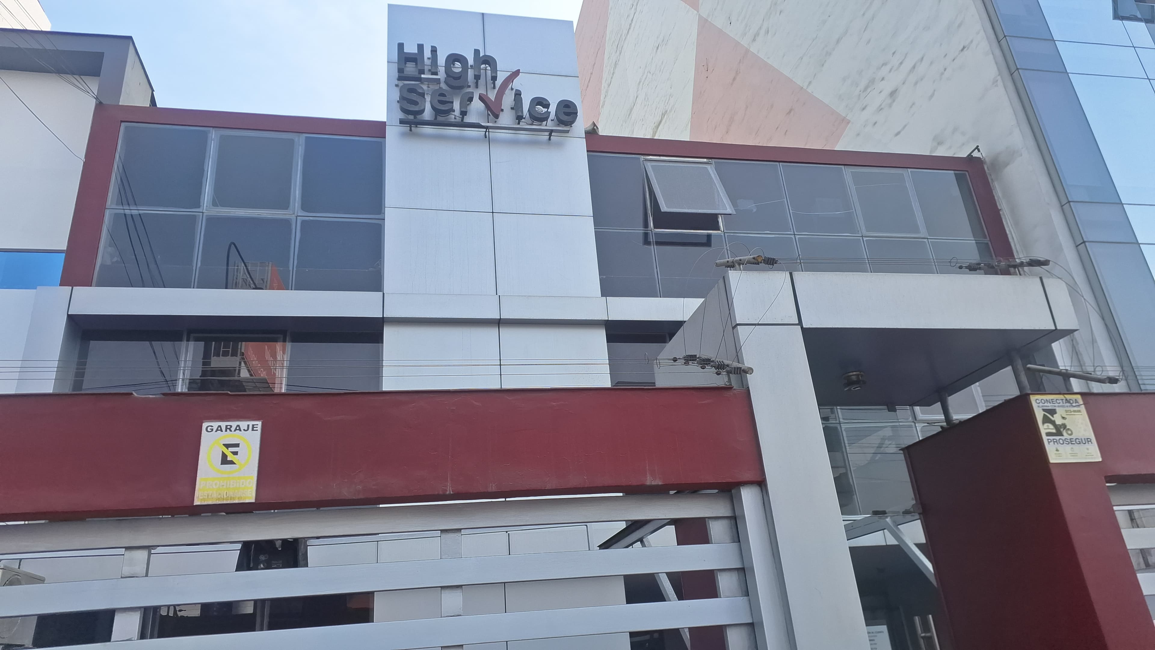 Fachada de la sede de High Service en Miraflores.