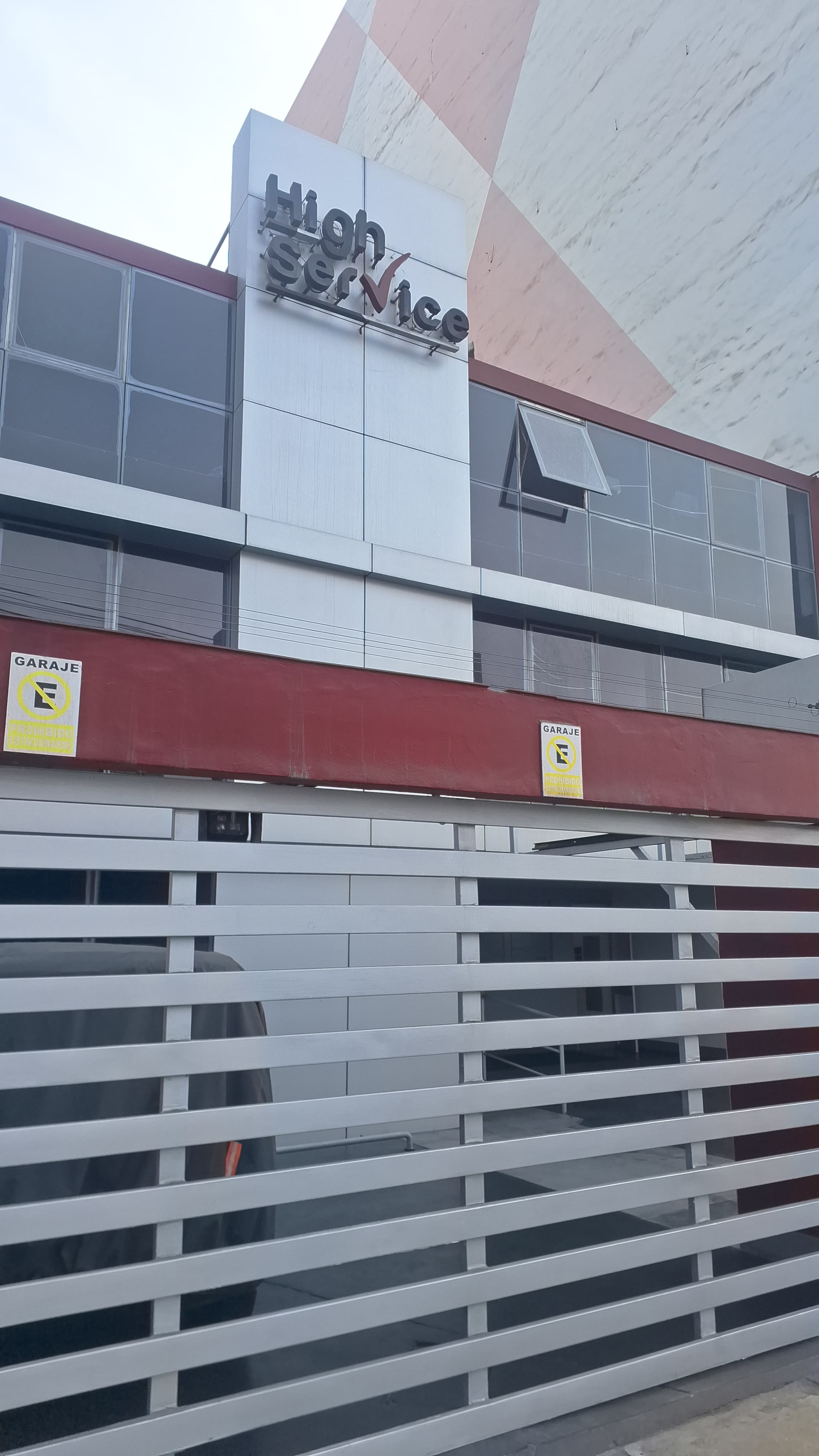 Fachada de la sede de High Service en Miraflores.